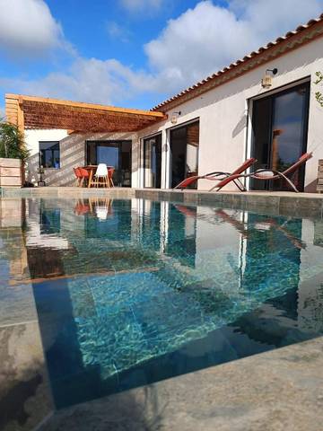 Gîte pour 2 personnes, avec jardin et piscine ainsi que vue et terrasse à Bize-Minervois