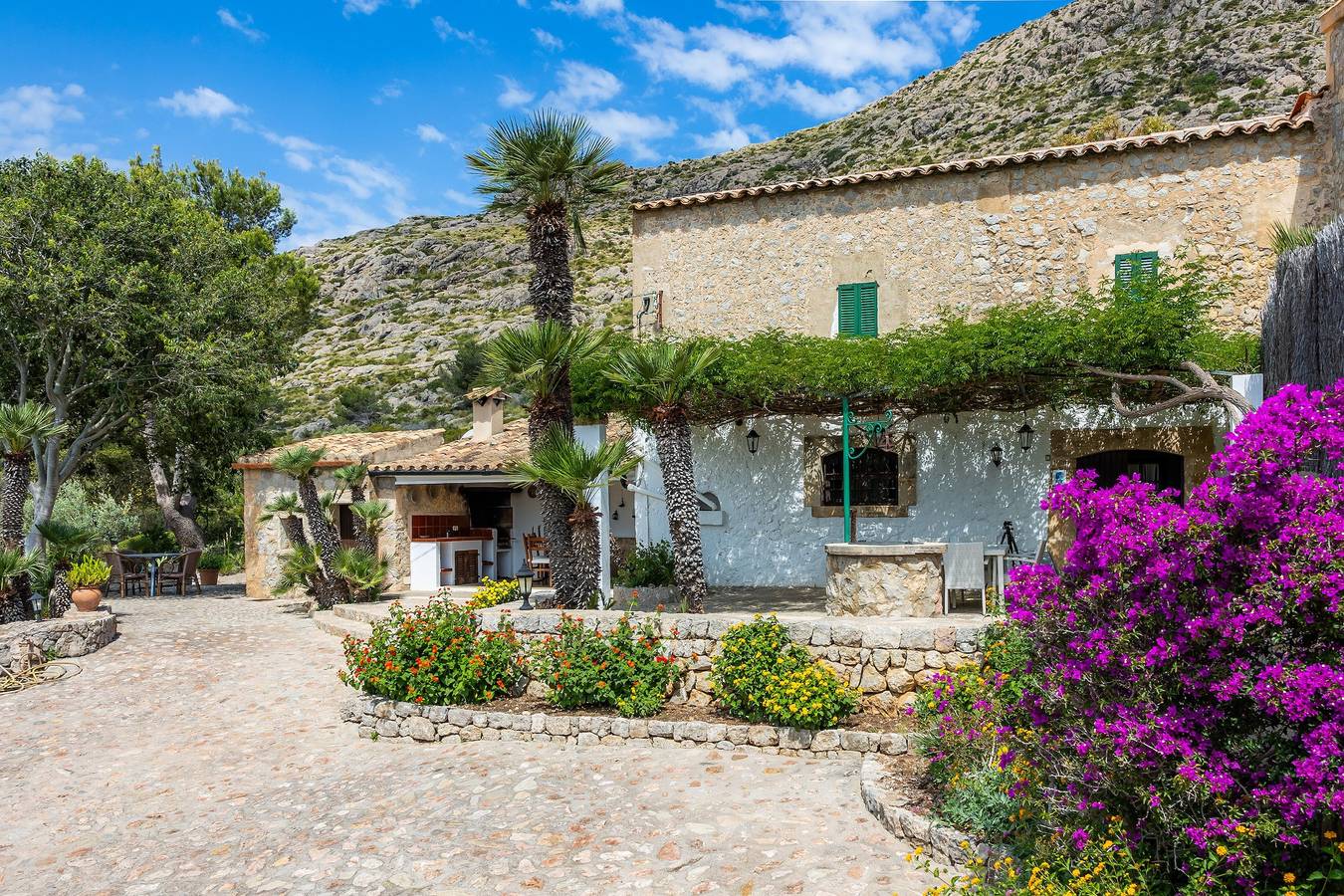 Villa Piedra mit paradiesischem Garten, Pool, Bergblick, Klimaanlage und Wlan, Parkplätze vorhanden in Port de Pollença, Pollença