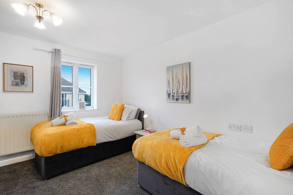 Shops 4min walk | Family | 2 En-suite | Parking x1 in Slough, Berkshire