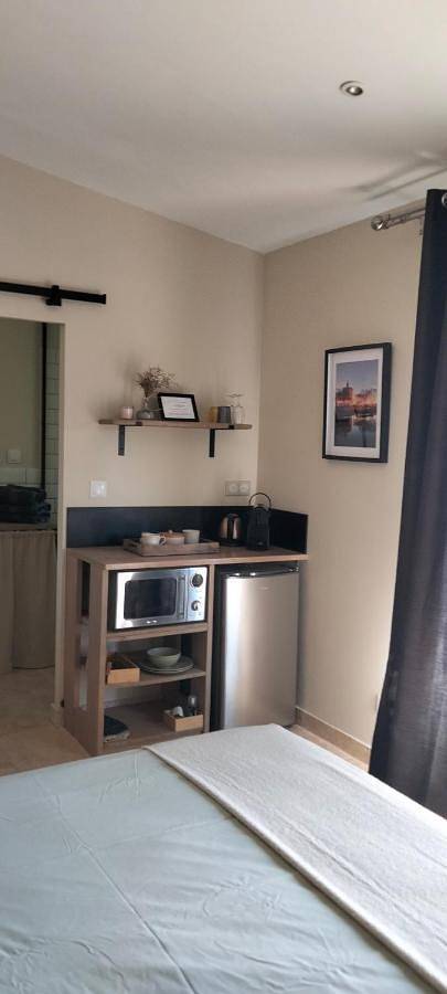 Gîte pour 2 personnes, avec piscine ainsi que vue et terrasse à Le Cailar - 4