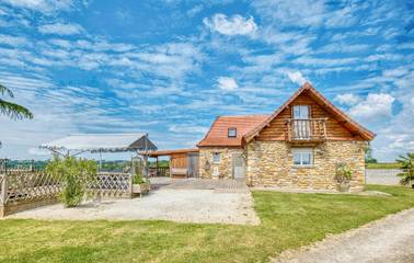 Gîte pour 5 personnes, avec terrasse ainsi que piscine et jardin à Payzac (Dordogne)