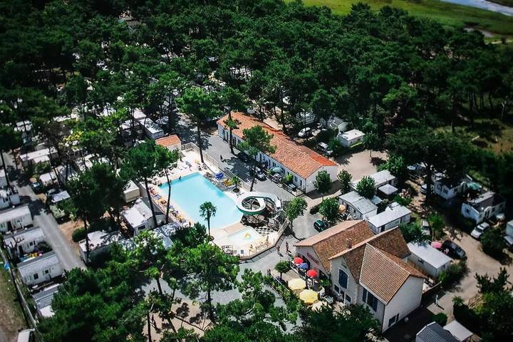 Camping pour 5 personnes, avec terrasse et piscine, animaux acceptés au Parc Naturel Régional du Marais poitevin