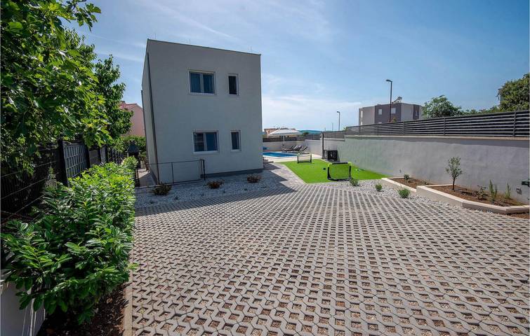 Cozy 1-Bedroom Apartment with Pool, 1km from Beach in Sibenik, Šibenik-Knin