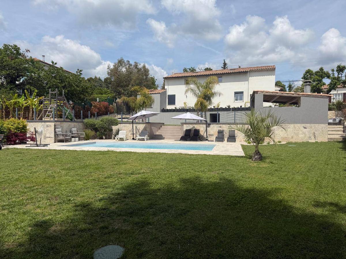 Four-Bedroom Villa in Berre-les-Alpes, Côte méditerranéenne (France)