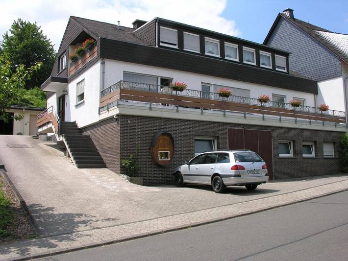 Ferienwohnung für 3 Personen, mit Terrasse und Garten in Briedel