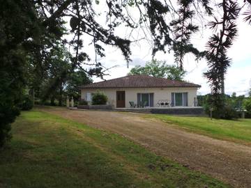 Gîte pour 8 personnes, avec piscine ainsi que jardin et terrasse dans le Gers
