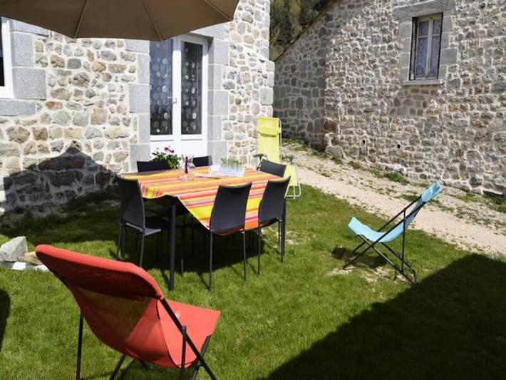 Gîte pour 8 personnes, avec terrasse ainsi que jardin et piscine, adapté aux familles dans Saint-Léger-du-Malzieu
