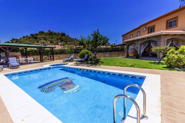 Chalet para 6 personas, con terraza además de jardín y piscina en Málaga