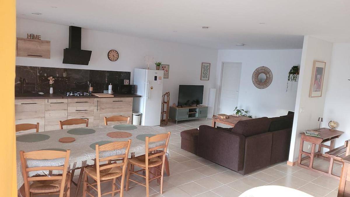 Maison familiale 6 personnes terrasse couverte et jardin privé in Huos, Haute-Garonne