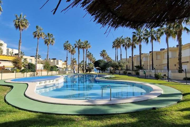 Apartamento para 10 personas, con Balcón y Terraza además de Jardín y Piscina en Urbanova