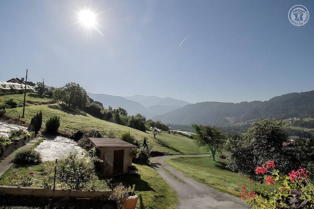 Entire apartment, Apartment 'La Ferme Du Mont Charvin' with Mountain View, Private Terrace and Balcony in Ugine, Albertville region