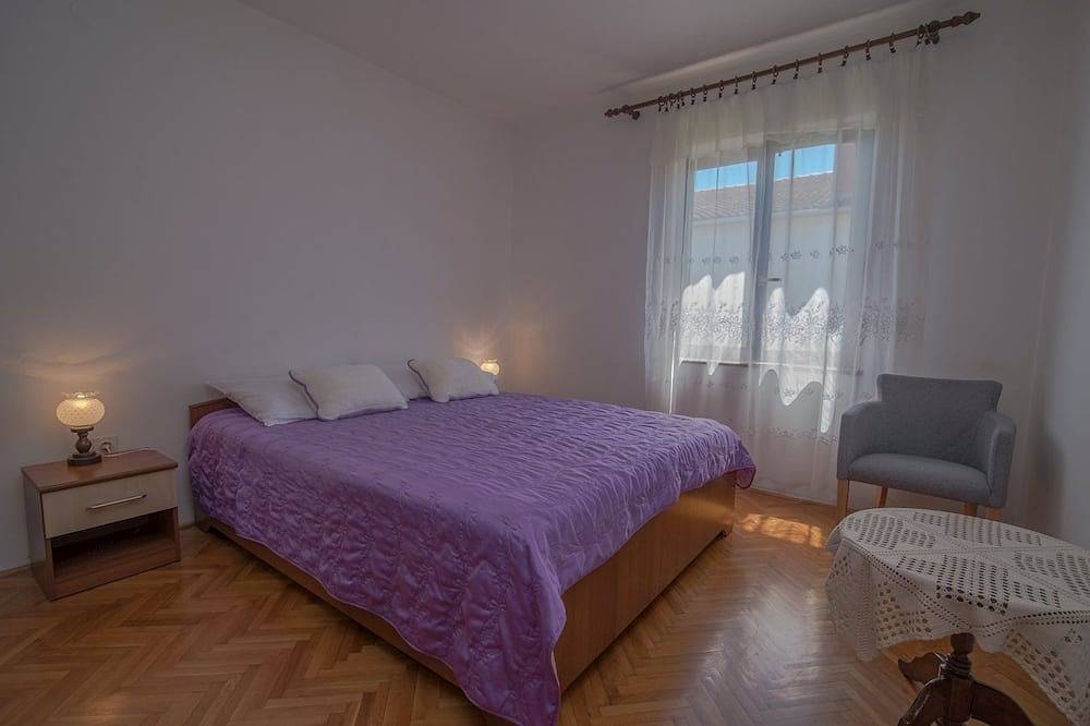 Ganze Wohnung, 2-Zimmer-Ferienwohnung mit Terrasse Mali Losinj, Losinj in Mali Lošinj, Lošinj
