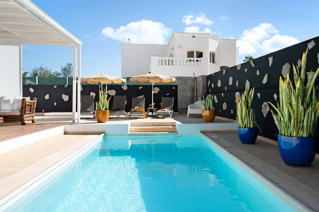 Air-Conditioned Villa with Luxurious Pool Area & Terrace Close to Golf Course in Costa Teguise, Teguise