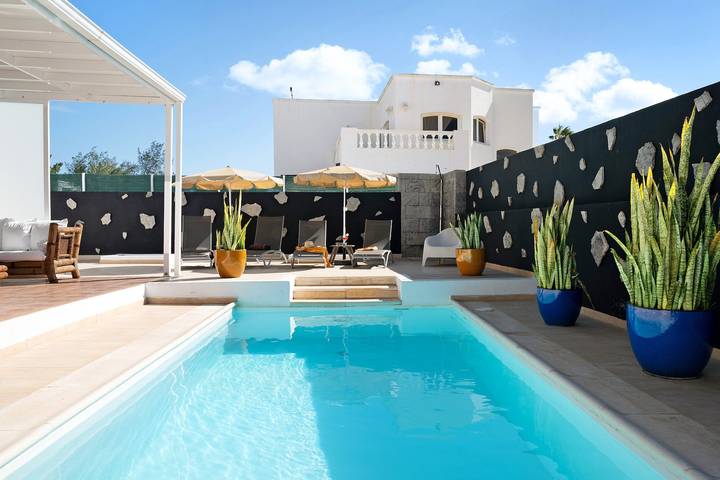 Villa con lujosa zona de piscina, terraza cerca del campo de golf y aire acondicionado in Costa Teguise, Teguise