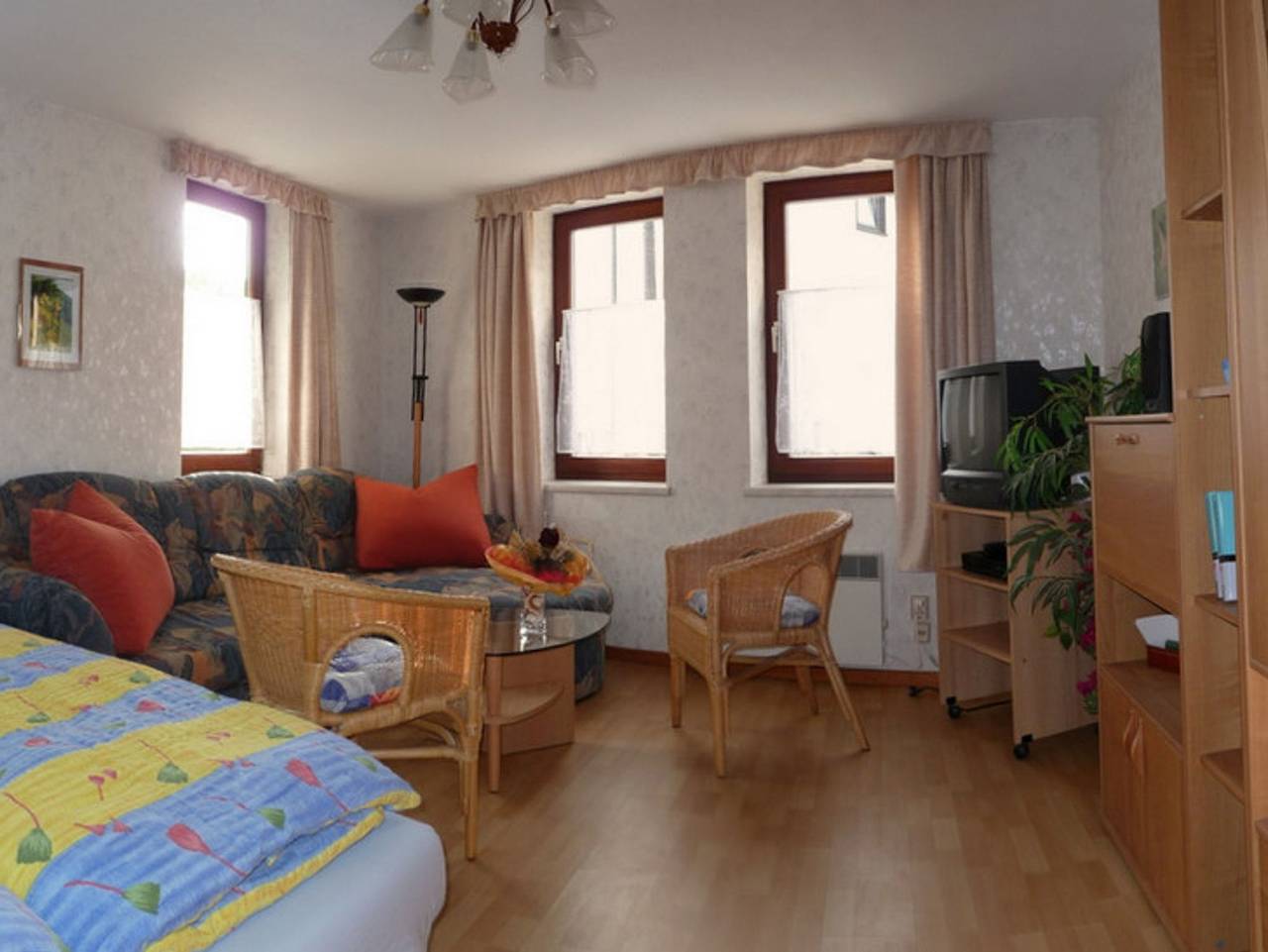 Ganze Ferienwohnung, "Haus Saskia" - Ferienwohnung mit Schlafraum, Wohn-/Schlafraum, Küche und Du/Wc in Wartburg, Wutha-Farnroda