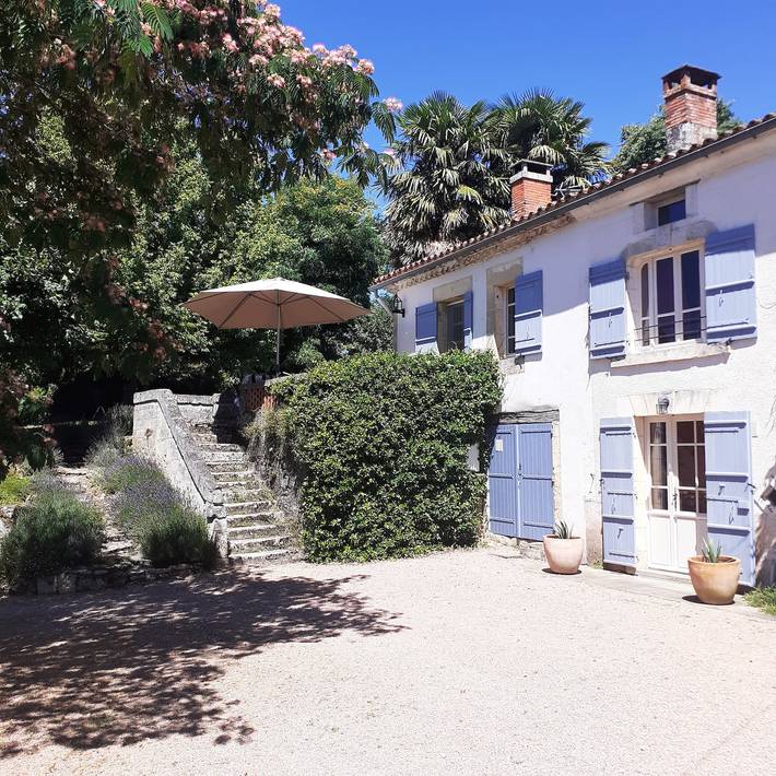 Gîte pour 8 personnes, avec piscine, adapté aux familles à Villars (Aquitaine)
