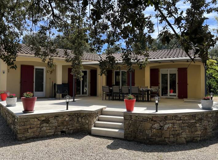 Gîte pour 14 personnes, avec terrasse ainsi que jardin et piscine à Payzac (Ardèche)