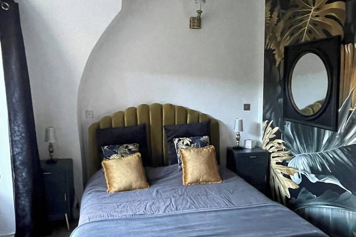 Village house in Ménerbes with a swimming pool and a dramatic view in Ménerbes, Regionaler Naturpark Luberon