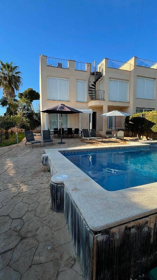 Ferienhaus für 6 Personen, mit Balkon und Whirlpool sowie Terrasse und Garten in Cala Pi - 3