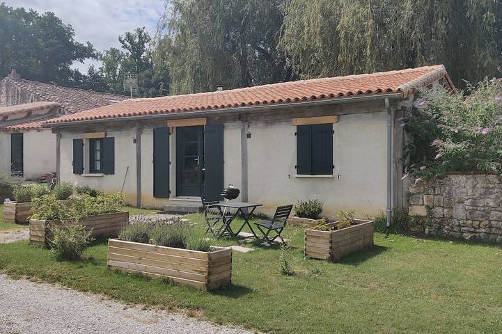 Gîte pour 2 personnes, avec terrasse et jardin, animaux acceptés