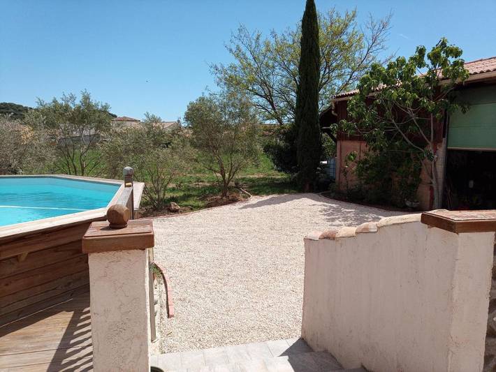 Location de vacances pour 2 personnes, avec jardin ainsi que vue et piscine à Puissalicon - 3