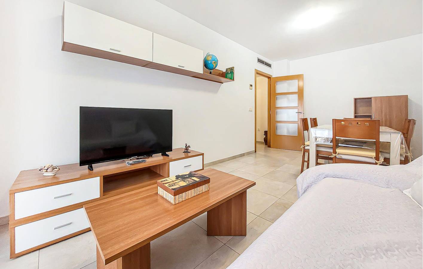 Entire holiday apartment, Beachside Haven with WiFi, AC, Parking - 900m to Platja del Clot in Vinaròs, Costa del Azahar