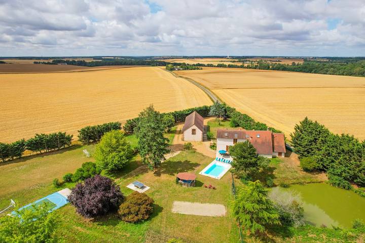 Gîte pour 30 personnes, avec piscine ainsi que jardin et jacuzzi à La Ville-aux-Clercs