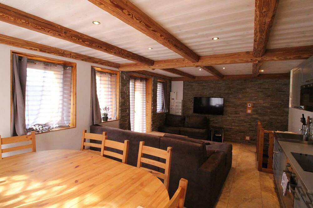 Apartamento entero, Cómodo apartamento para 12 pers con balcones, parking, cerca del pueblo y pistas in Parque Nacional de Vanoise