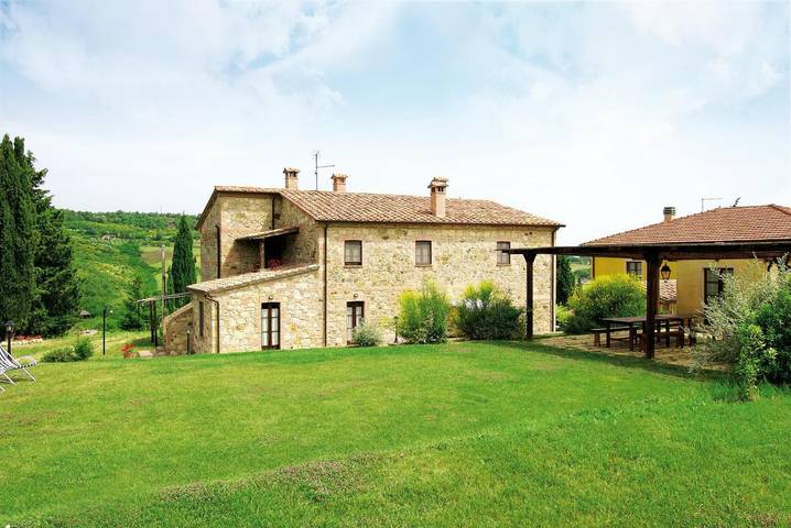 Agriturismo per 3 persone, con giardino e piscina nonché terrazza e panorama, con animali domestici in Sarteano