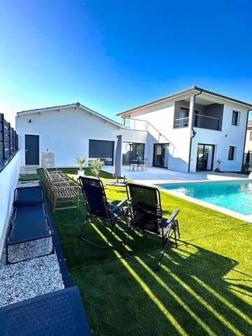 Cottage pour 8 personnes, avec piscine et balcon ainsi que jacuzzi et jardin à Sainte-Eulalie