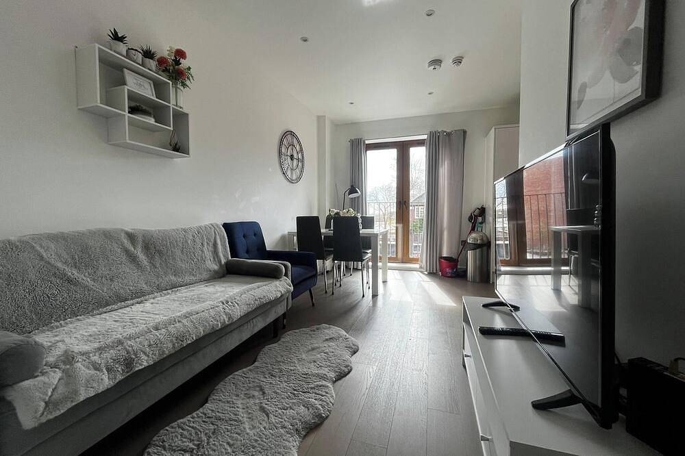 Entire apartment, Grosvenor Rd - 2-Bedrooms - Sleeps 5 - Parking in Hertfordshire