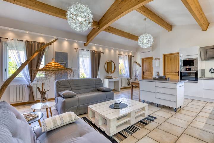 Appartamento intero, 'Les bois flottés' con terrazza privata, Wi-Fi e aria condizionata in Poussan, Costa mediterranea (Francia)