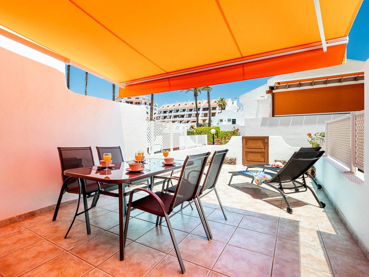 Entire holiday apartment, 196 Parque Santiago 2, big terrace, pool side in Playa de las Américas, Arona