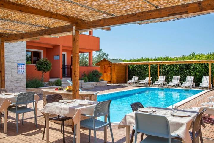 Hotel für 2 Personen, mit Terrasse und Whirlpool sowie Garten und Pool in Vilanija