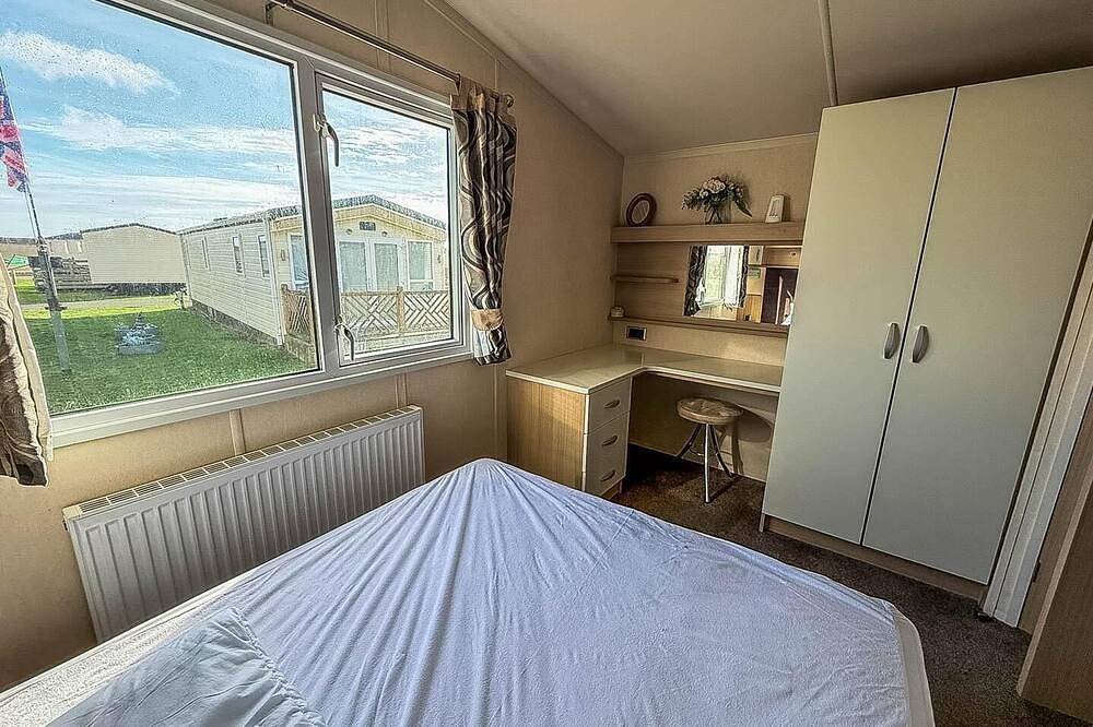 Lovely caravan with spacious decking at North Denes in Suffolk, in Lowestoft, Sunrise Coast
