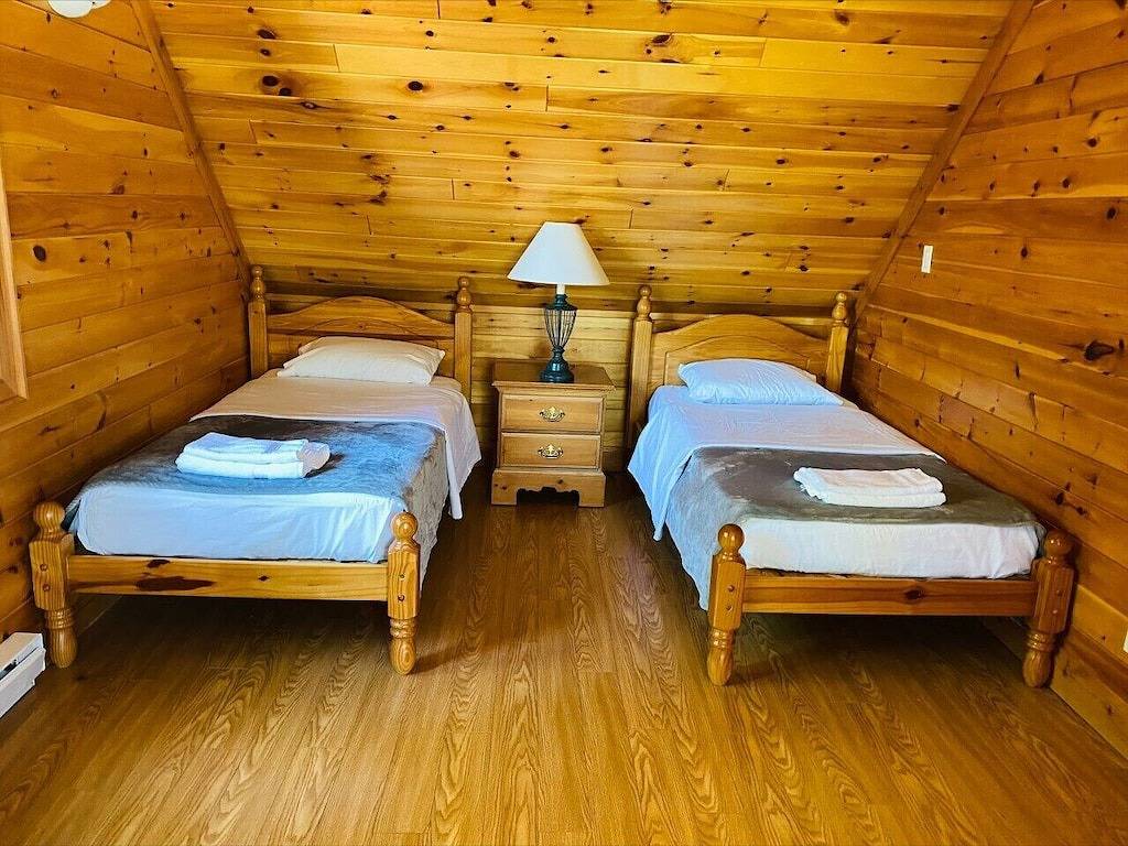 Lakefront Muskoka Beautiful Cottage in Muskoka