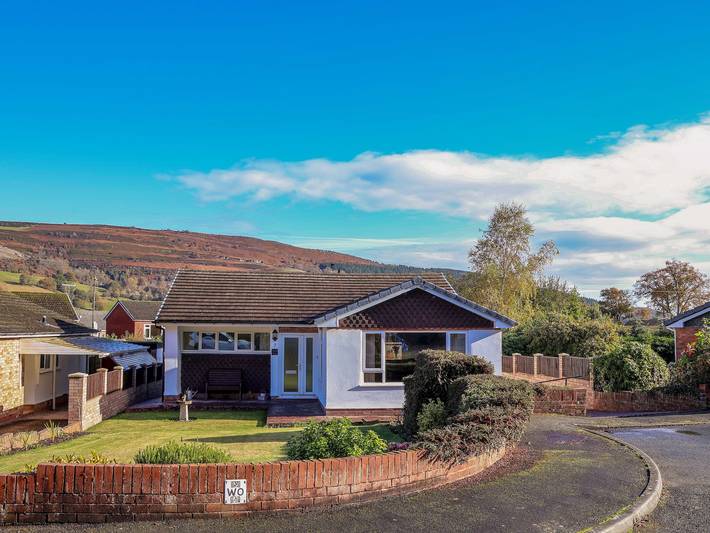 Log cabin for 6 people, with garden, with pets in Llangollen