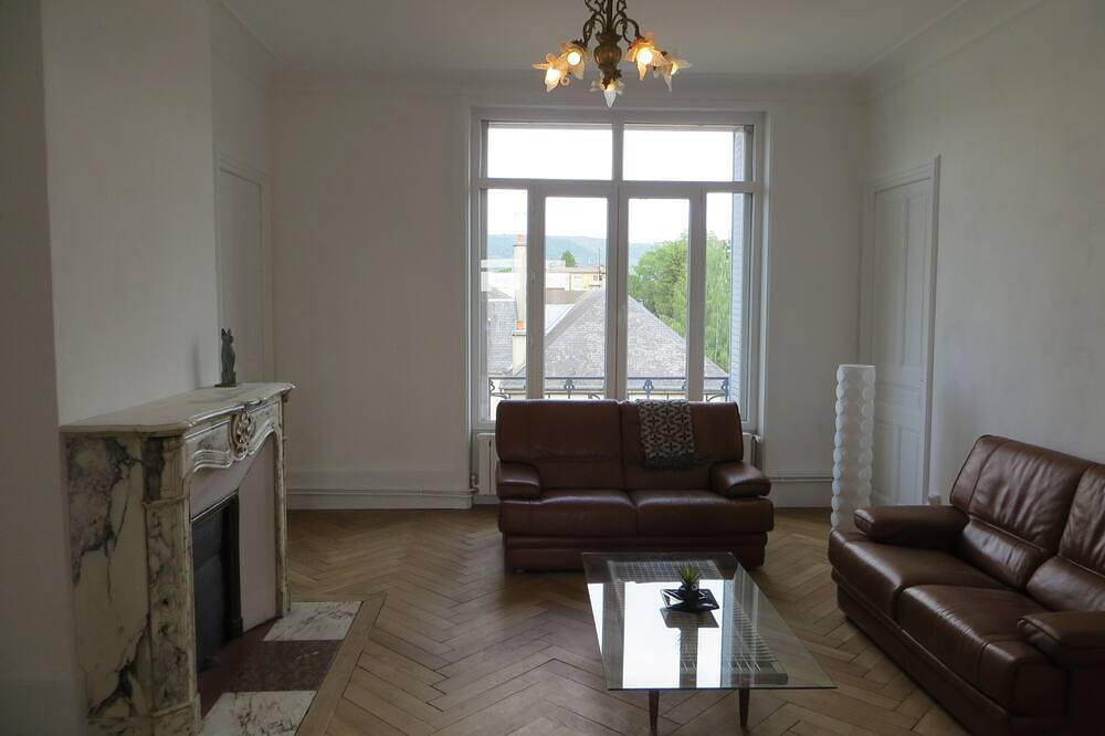 Appartement entier, Grand Appartement de Caractère in Lons-le-Saunier, Jura