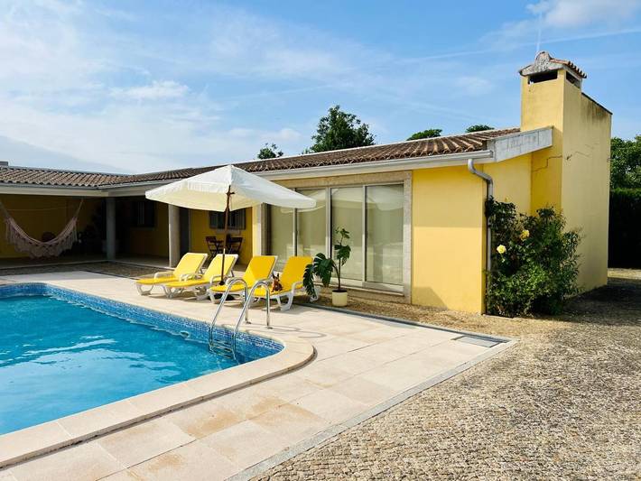 Location de vacances pour 10 personnes, avec vue ainsi que jardin et piscine, animaux acceptés à Estarreja - 3