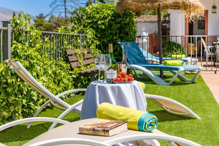 Holiday Home 'Ladera De Los Molinos' with Mountain View, Pool, Garden & Wi-Fi in Padul, Cordillera Penibética
