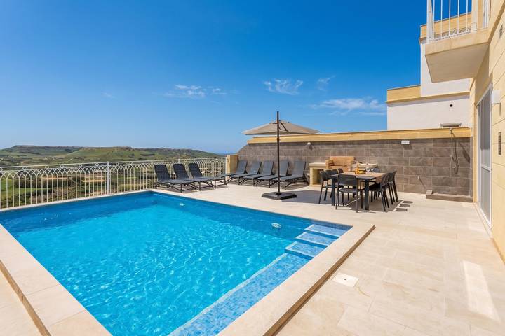 Magnifica Gozitan Villa Pool And Jacuzzi in Xaghra, Gozo