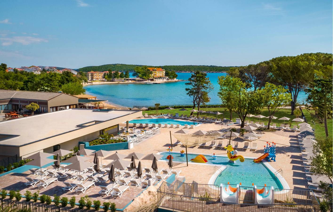 Mobil-home confortable avec piscine et terrasse, à 1 km de la plage in Plaža Padova III, Banjol