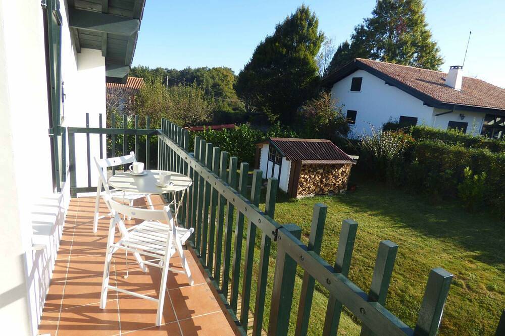 Entire apartment, Sunny garden apartment in a breathtaking location in Saint-Pée-sur-Nivelle, Bayonne region