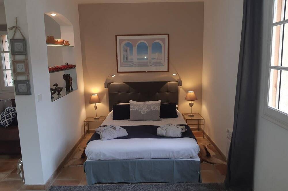 Chambre 30m2 indépendante jumelée à bastide provençale in Tourrettes, Région de Draguignan