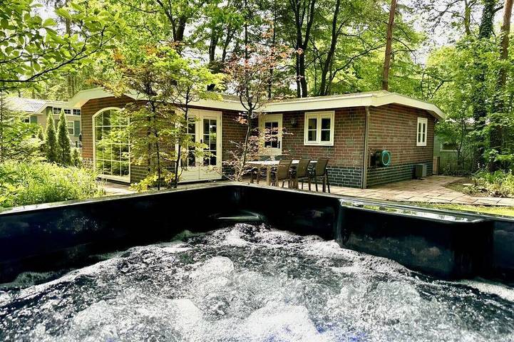 Ferienhaus für 5 Personen, mit Sauna und Terrasse sowie Garten und Whirlpool, mit Haustier
