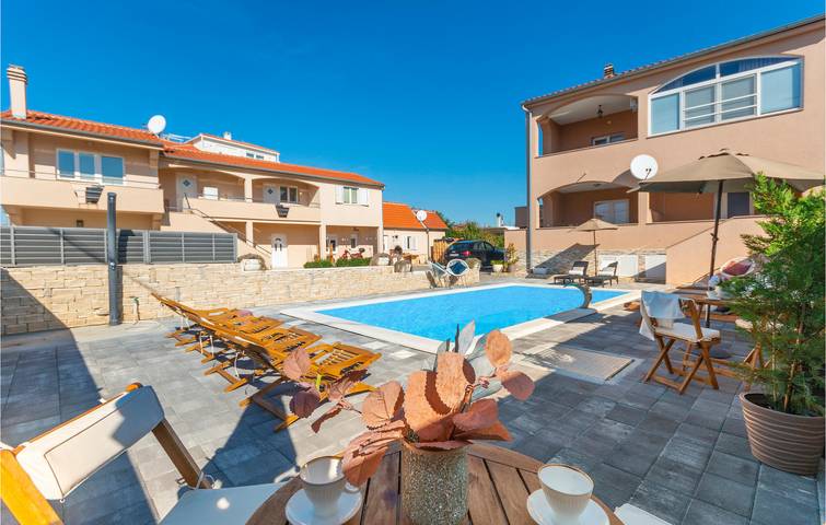 Apartamento vacacional entero, Acogedor alojamiento a 1 km de la playa: ¡wifi, aire acondicionado, piscina y terraza cubierta! in Biograd na Moru, Region de Zadar