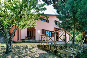 Ferienhaus für 9 Personen, mit Balkon und Garten sowie Seeblick, mit Haustier in Umbrien