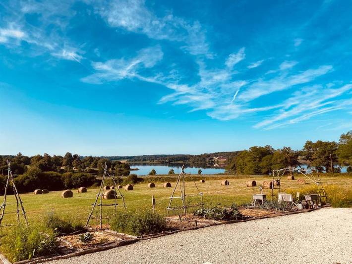 Location de vacances pour 2 personnes, avec vue ainsi que vue sur le lac et jardin à Lésignac-Durand - 3