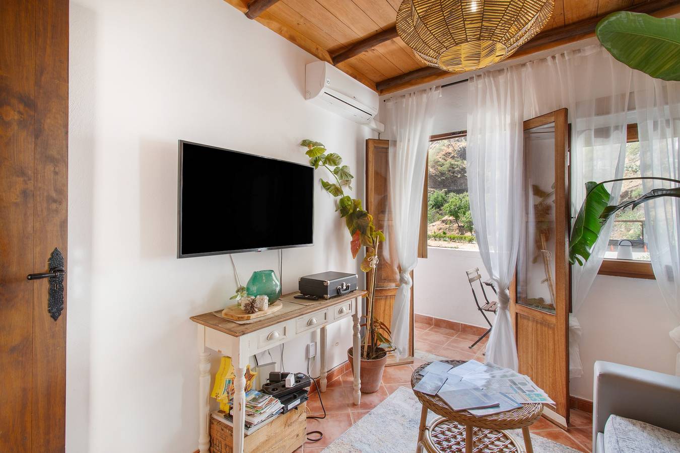 Entire apartment, Vacation 'Casa Fuente Hervera' with Mountain View, Wi-Fi and Air Conditioning in Las Lagunetas, Vega de San Mateo