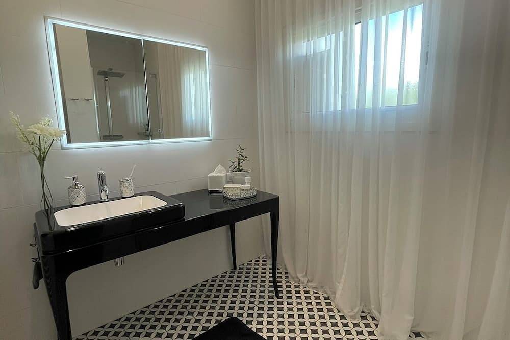 Remarkable Neo Basque house, Bayonne town center, 800m² heated swimming pool in Bayonne, Bayonne region